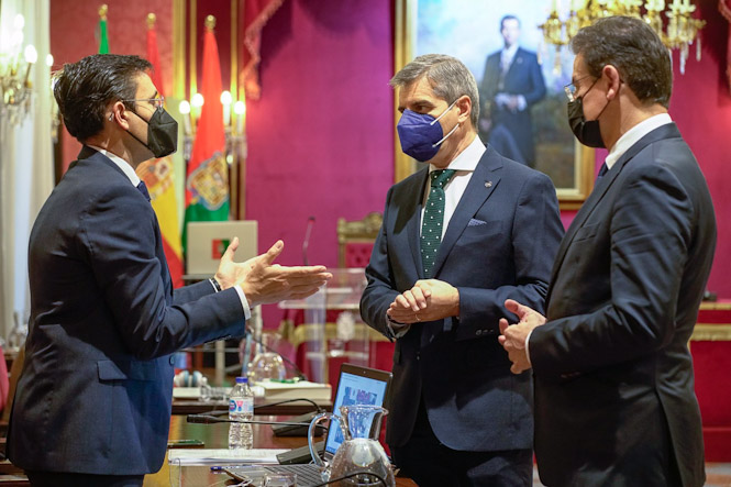 El portavoz socialista, Francisco Cuenca, se dirige al popular, César Díaz, en presencia del alcalde, Luis Salvador (Cs), en imagen de archivo (AYUNTAMIENTO)