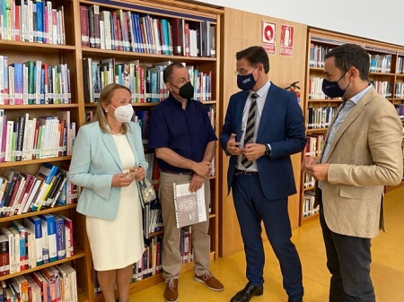 Luis Salvador ha visitado lla Biblioteca Francisco Ayala (AYTO. GRANADA)