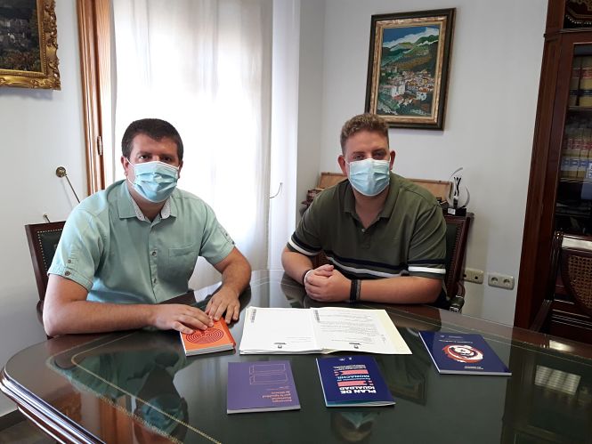 El alcalde y el concejal de Igualdad de Monachil durante la presentación del I Plan de Igualdad de la localidad (AYTO. MONACHIL)