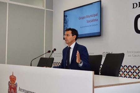 El portavoz del PSOE en el Ayuntamiento de Granada, Francisco Cuenca, en rueda de prensa (PSOE) 