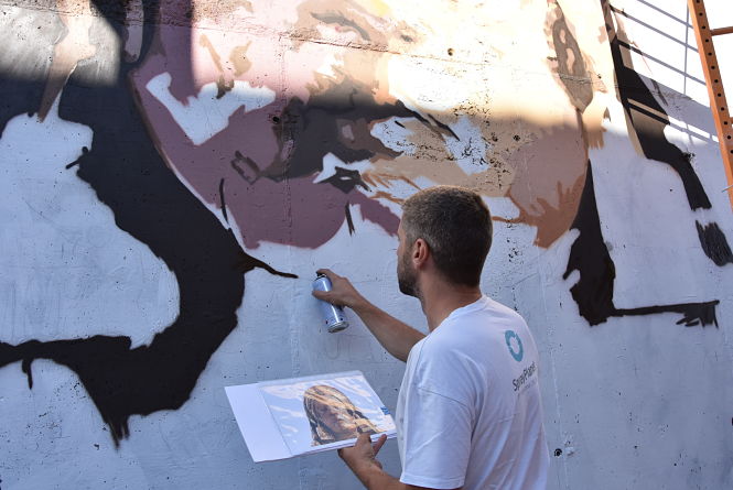 Fran Campoy pinta el mural (AYTO. BAZA)