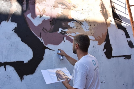 Fran Campoy pinta el mural (AYTO. BAZA)