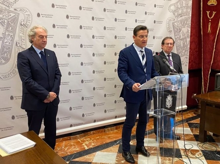 El ex alcalde de Granada, Luis Salvador, junto a los concejales del Ayuntamiento José Antonio Huertas y Luis González (AYUNTAMIENTO) 