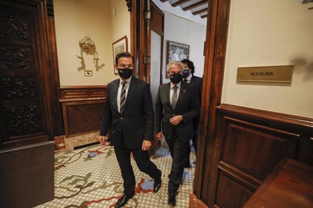 El alcalde de Granada, Luis Salvador (i), junto al teniente de alcalde, José Antonio Huertas. a su llegada a rueda de prensa, en el Ayuntamiento de Granada (ÁLEX CÁMARA - EUROPA PRESS) 