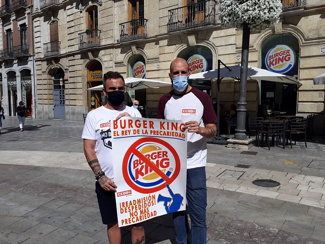 Trabajadores reclamando ser readmitidos (CCOO)