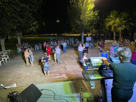 los mayores de Huétor Tájar que participaron anoche en los `Bailes al fresquito` (AYTO. HUÉTOR TÁJAR) 
