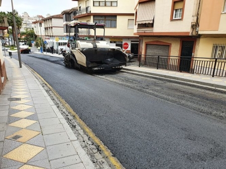 Asfaltado de una calle de Almuñécar (AYTO. ALMUÑÉCAR)