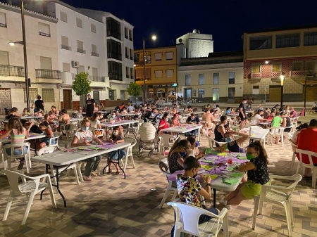 Taller de manualidades bajo las estrellas celebrado en Huétor Tájar (AYTO. HUÉTOR TÁJAR)