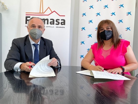 Juan Ignacio Zafra, director territorial de CaixaBank en Andalucía Oriental, y Loli Cañavate, alcaldesa de Armilla y presidenta de Fermasa, durante la firma del convenio (FERMASA)