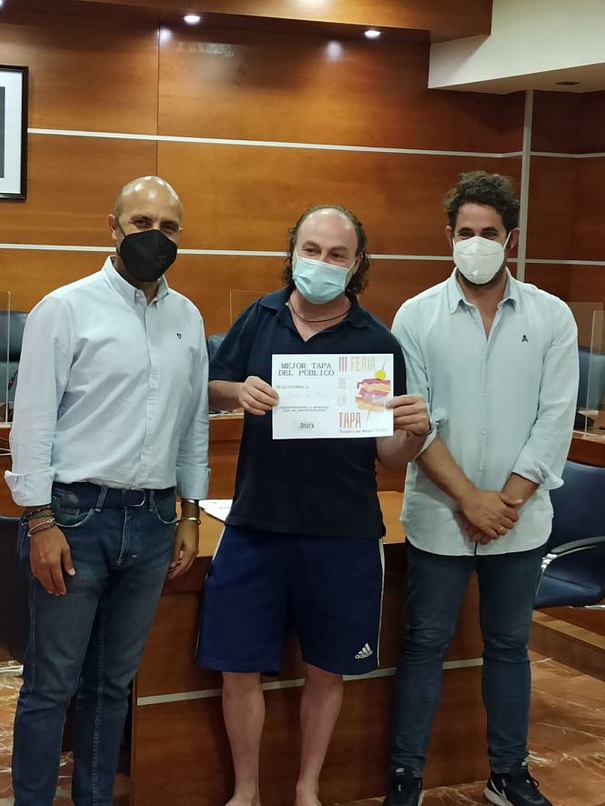 El alcalde de Otura y el concejal de Fiestas entregan el premio a la mejor tapa del público (AYTO. OTURA)