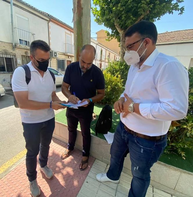 El alcalde y el concejal de Urbanismo visitan la Plaza del Consultorio de Belicena (AYTO. VEGAS DEL GENIL) 