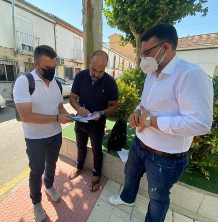 El alcalde y el concejal de Urbanismo visitan la Plaza del Consultorio de Belicena (AYTO. VEGAS DEL GENIL) 