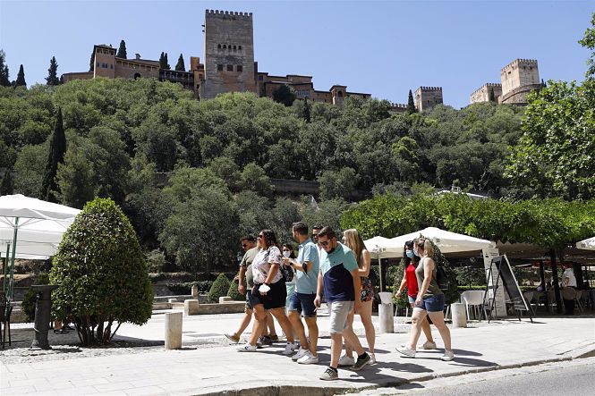 Turistas por las calles de Granada (ÁLEX CÁMARA - EUROPA PRESS) 