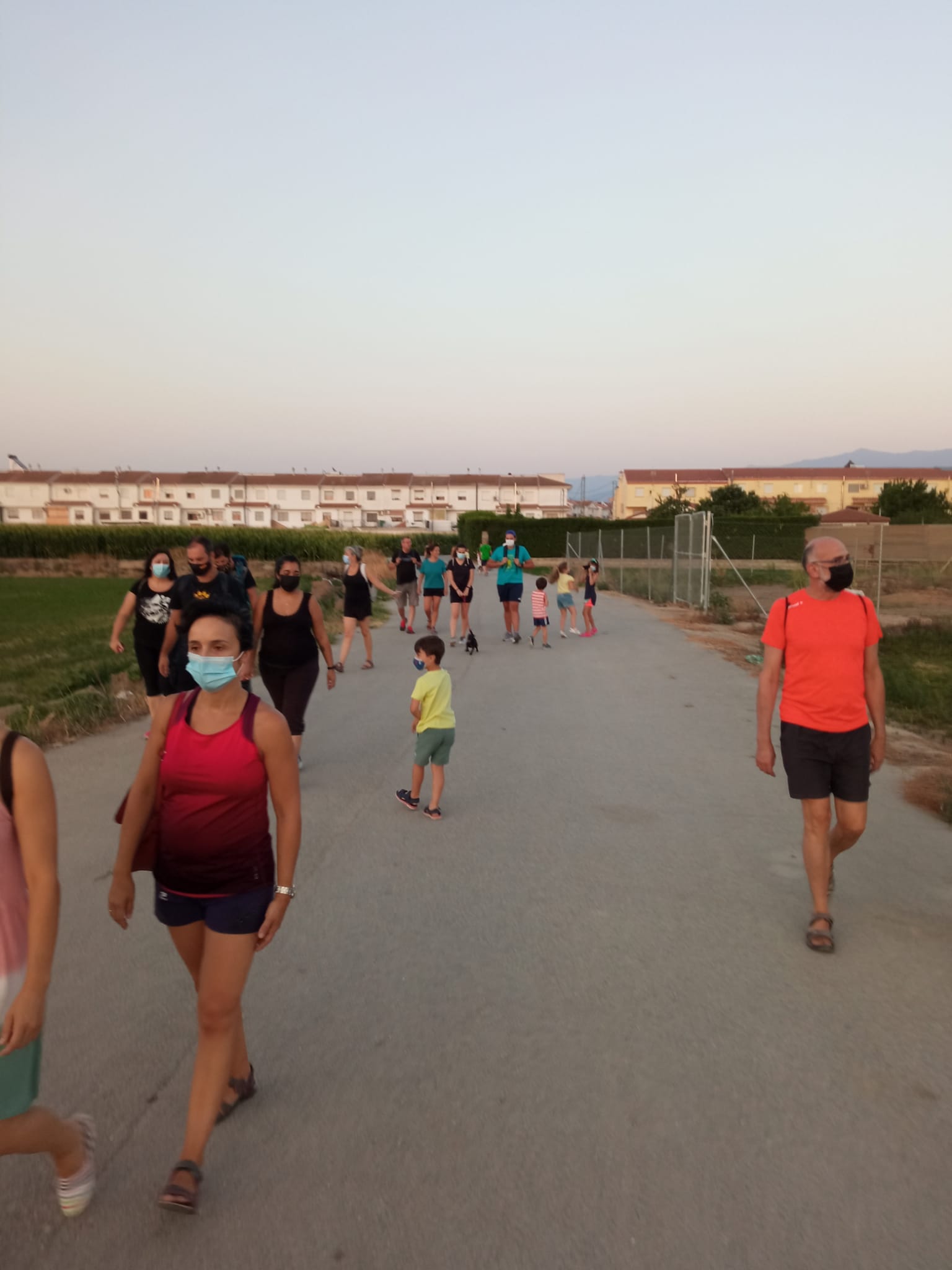 Vecinos de Vegas del Genil durante la ruta nocturna por el municipio (AYTO. VEGAS DEL GENIL) 