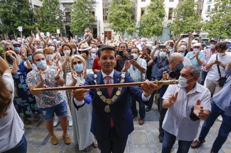 Francisco Cuenca (PSOE) a las puertas del Ayuntamiento de Granada tras ser investido alcalde (ALEX CAMARA-EUROPA PRESS) Francisco Cuenca (PSOE) a las puertas del Ayuntamiento de Granada tras ser investido alcalde (ALEX CAMARA-EUROPA PRESS)
