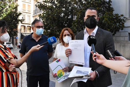 Mari Carmen Pérez y Cgus Fernández en rueda de prensa (IU) Mari Carmen Pérez y Cgus Fernández en rueda de prensa (IU)