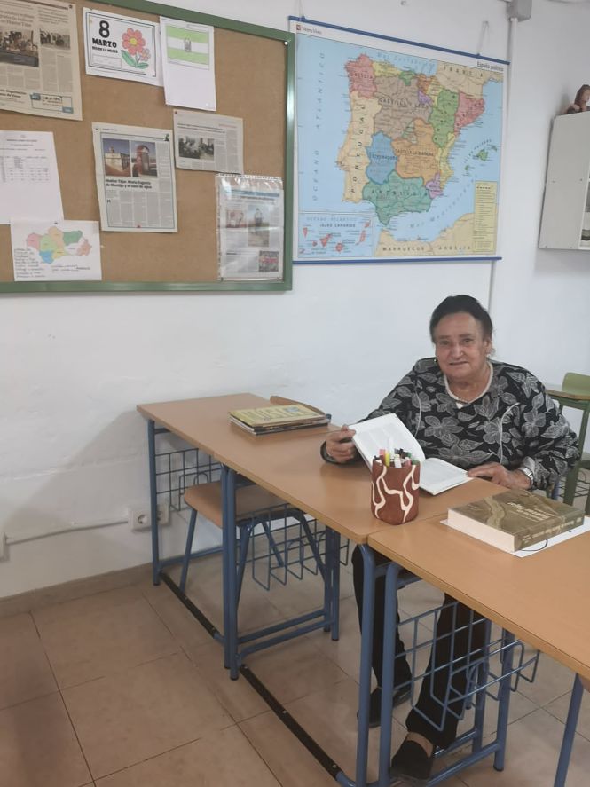 Jacinta Ortiz `La Tilli` en la escuela de adultos (AYTO. HUÉTOR TÁJAR) 