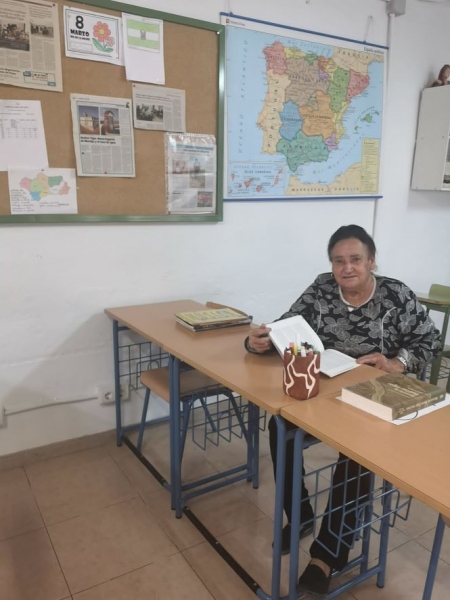 Jacinta Ortiz `La Tilli` en la escuela de adultos (AYTO. HUÉTOR TÁJAR) 