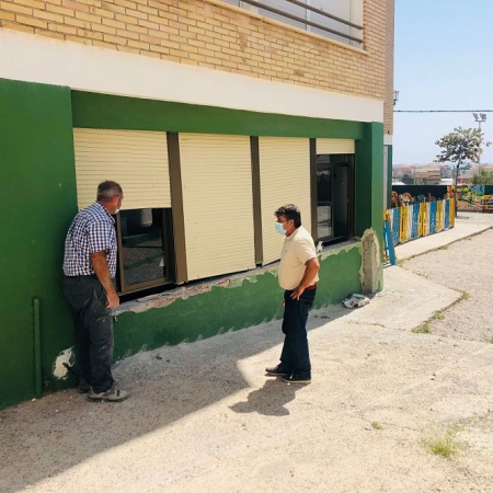 Imagen de la visita a uno de los colegios (AYTO. GUALCHOS-CASTELL) 