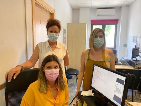 La concejala junto a las técnicas de la OMIC (AYTO. VEGAS DEL GENIL) 