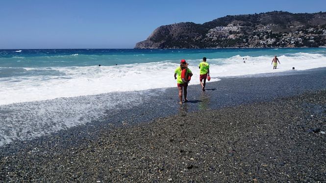 Socorristas en la playa de La Herradura (AYTO. ALMUÑECAR) 