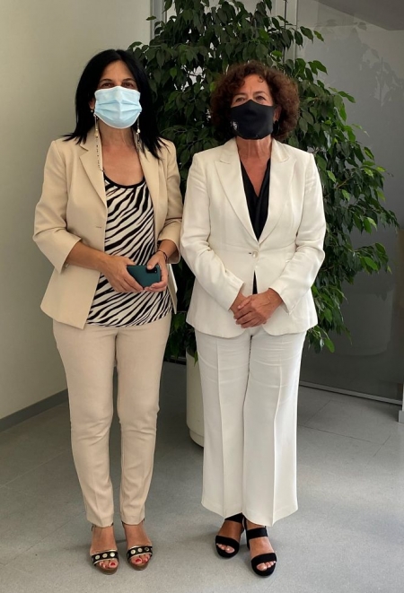 Inmaculada López Calahorro y Pilar Aranda tras la firma del convenio (SUBDELEGACIÓN) 