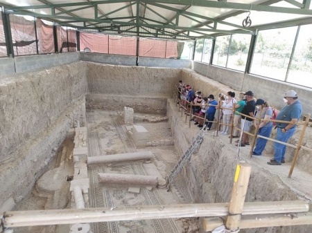 Vecinos de Vegas del Genil durante su visita a la Villa Romana de Salar (AYTO. VEGAS DEL GENIL) 