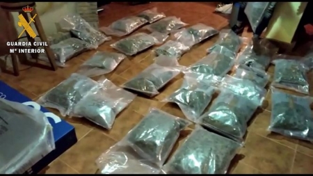 Marihuana incautada en una furgoneta (GUARDIA CIVIL) 