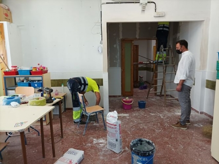 Operarios vegueños trabajan en los colegios durante este mes de agosto (AYTO. VEGAS DEL GENIL) 