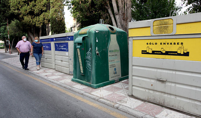 La alcaldesa y el concejal de Medio Ambiente de La Zubia comprueban el estado de varios contenedores de reciclaje (AYTO. LA ZUBIA) 