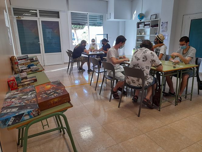 Jóvenes jugando a juegos de mesa (AYTO. LA ZUBIA) 