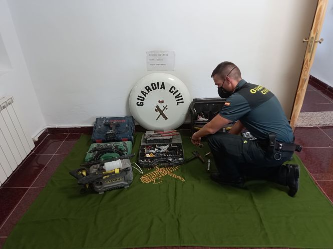 Un agente de la Guardia Civil con las herramientas recuperadas (GUARDIA CIVIL) 