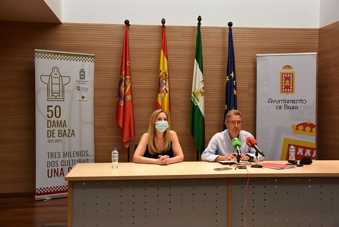La concejal de Gobernación y el alcalde de Baza, Yolanda Fernández y Manuel Gavilán (AYUNTAMIENTO) 