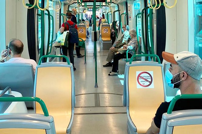 Usuarios en el Metro de Granada (JUNTA) 