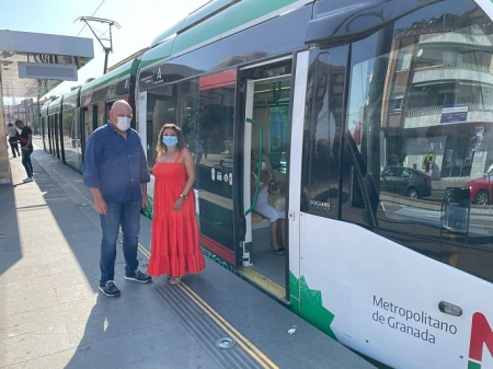 Gerardo Sánchez y Dolores Cañavate junto al metro (PSOE) 