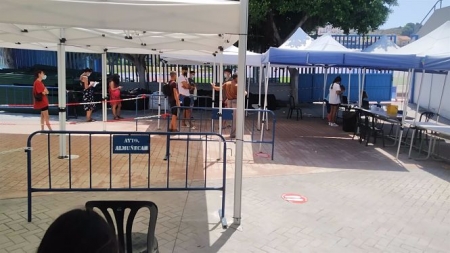 Jóvenes hacen cola para vacunarse en Almuñécar (AYUNTAMIENTO) 