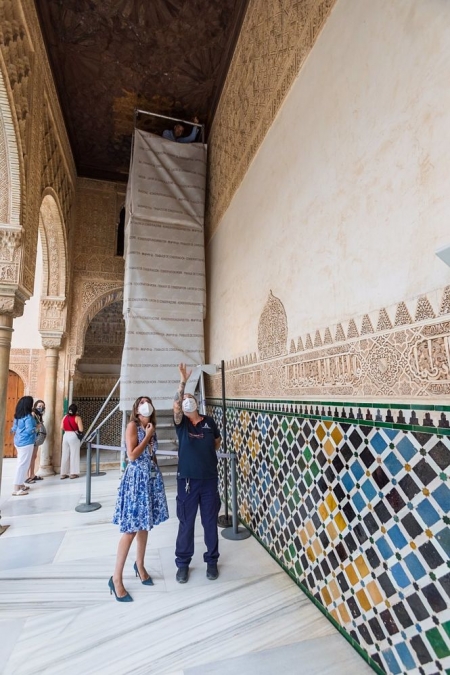 La Alhambra restaura el alfarje del pórtico norte del Patio de Comares (LUCÍA RIVAS/PAG) 