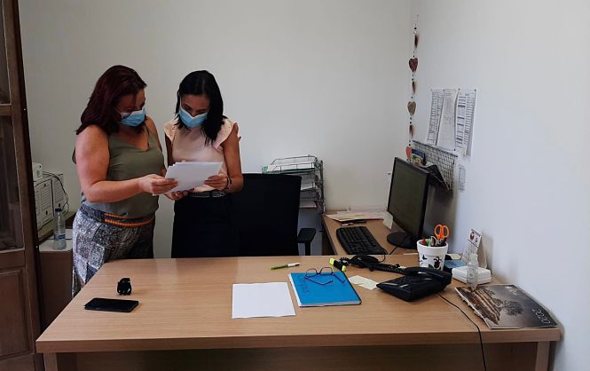 la concejala de Bienestar Social de La Zubia y una técnica del Ayuntamiento ultiman los detalles de la convocatoria (AYTO. LA ZUBIA) 