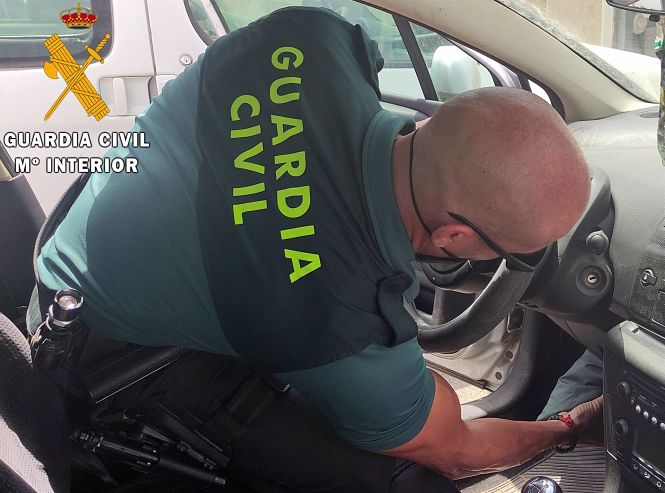 Un agente de la Guardia Civil inspecciona un vehículo (GUARDIA CIVIL)