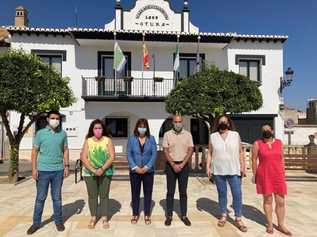 La diputada de Bienestar Social, Olvido de la Rosa, junto al alcalde y concejales de Otura (DIPUTACIÓN) 