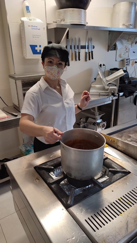 una de las cocineras del Centro de Participación Activa para Mayores de Huétor Tájar, que reabre sus puertas (AYTO. HUÉTOR TÁJAR)