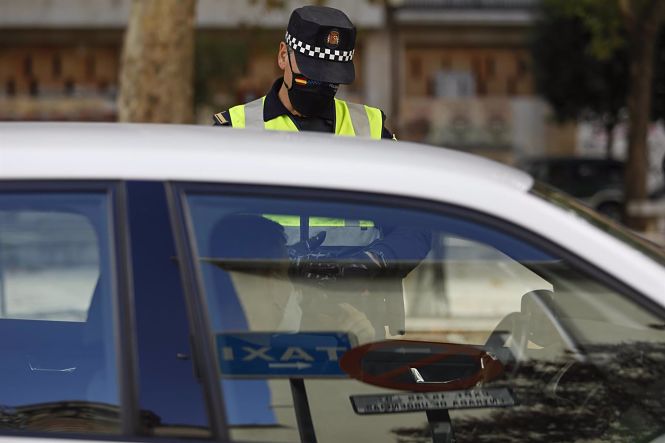 Control de la Policía Local de Granada (ÁLEX CÁMARA / EUROPA PRESS) 