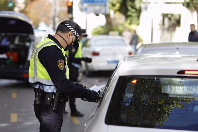 Control de la Policia Local en Granada (ÁLEX CÁMARA / EUROPA PRESS)