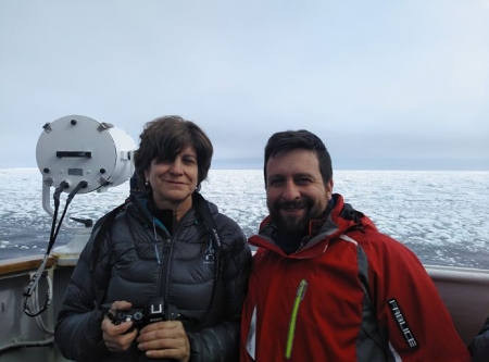    Los investigadores Carlota Escutia y Francisco Jiménez, durante la campaña antártica de 2020 (UGR) 