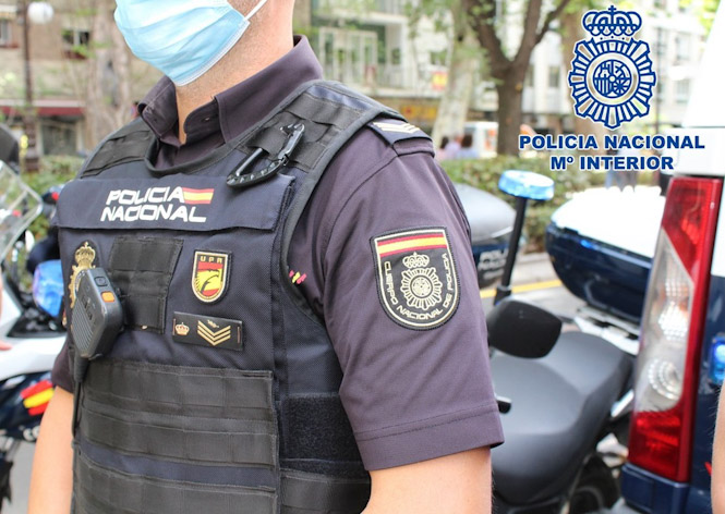 Un agente de la Policía Nacional en la vía pública (POLICÍA NACIONAL) 