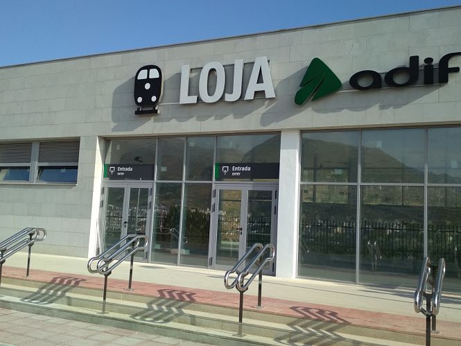 Fachada de la nueva estación de Loja (ADIF)