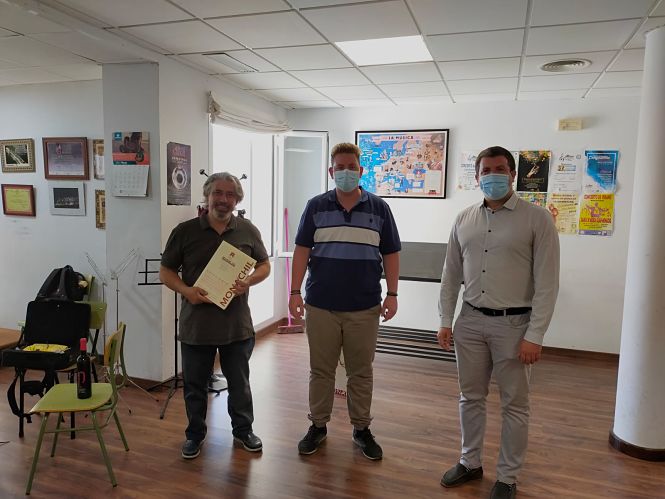 El alcalde y el concejal de Fiestas junto al autor del himno oficial de Monachil (AYTO. MONACHIL)