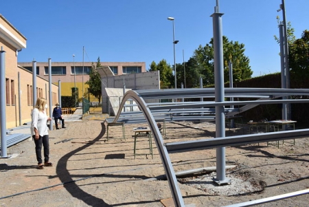 Imagen de la instalación de la pergola (AYTO. ALBOLOTE) 