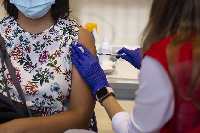 Una sanitaria administra una dosis de la vacuna contra el Covid-19 (ALEJANDRO MARTÍNEZ VÉLEZ / EUROPA PRESS)