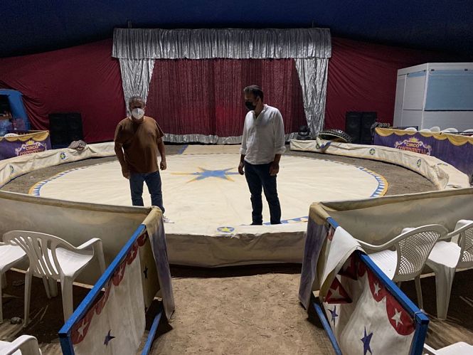 Los concejales de Fiestas y Obras y Servicios de Vegas del Genil visitan las instalaciones del Circo Continental en Ambroz /AYTO. VEGAS DEL GENIL)